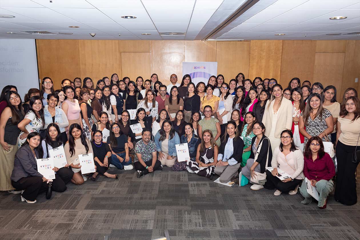 Grupo de mujeres ejecutivas en evento por el día de mujer