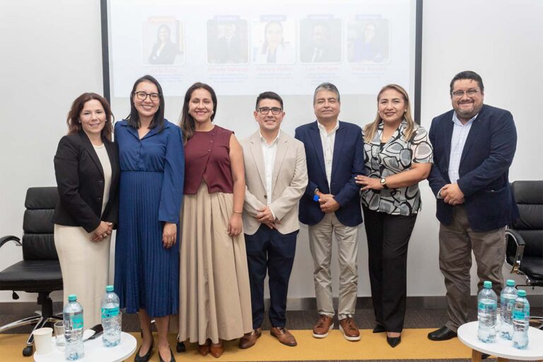 Grupo de hombres y mujeres en evento de recursos humanos