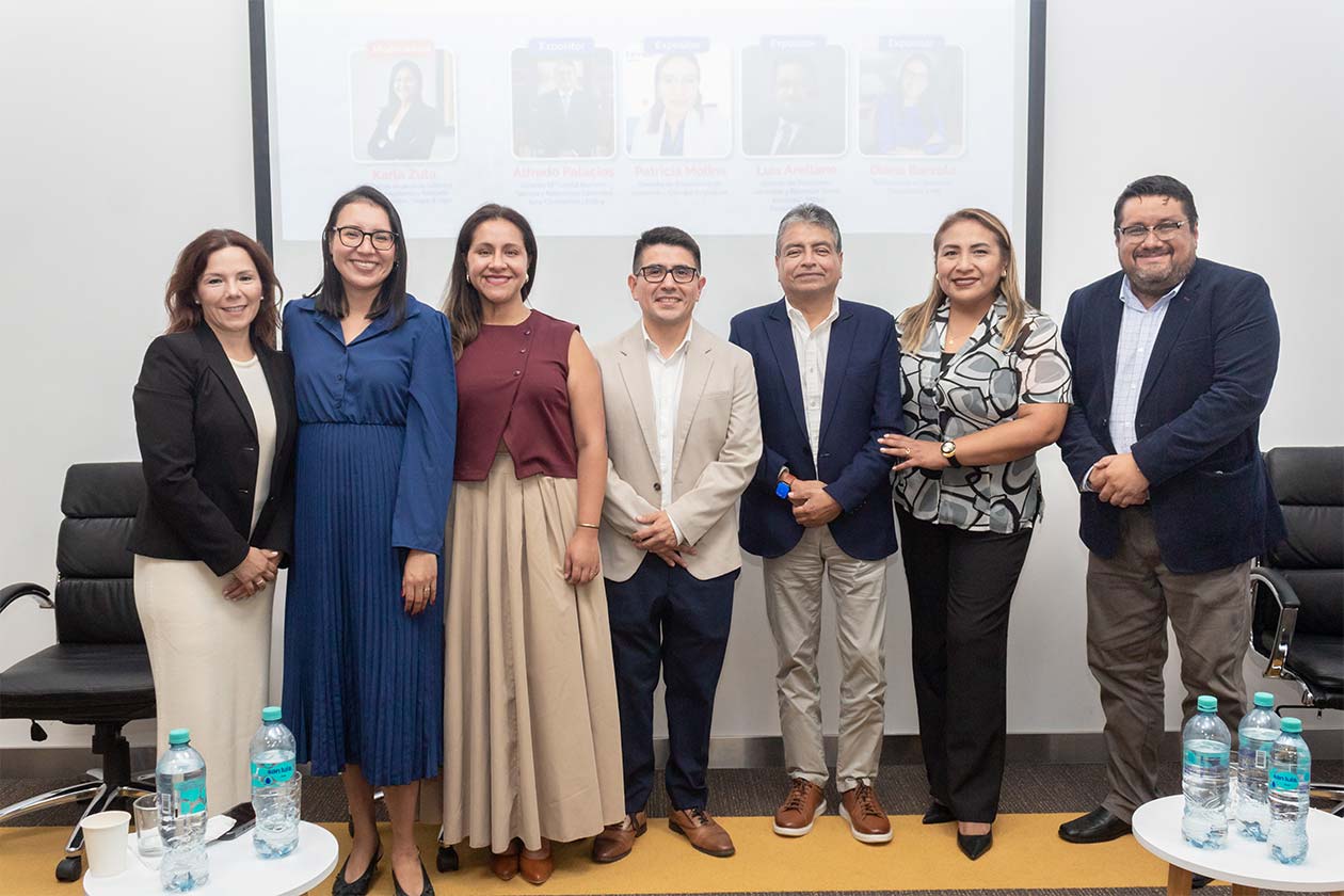 Grupo de hombres y mujeres en evento de recursos humanos
