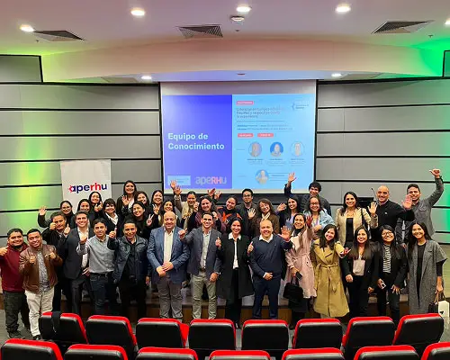Grupo de personas reunidas posando para una foto grupal en un evento