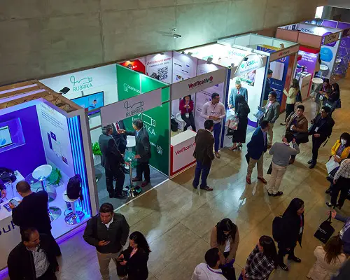 Vista de stands en feria, personas caminando
