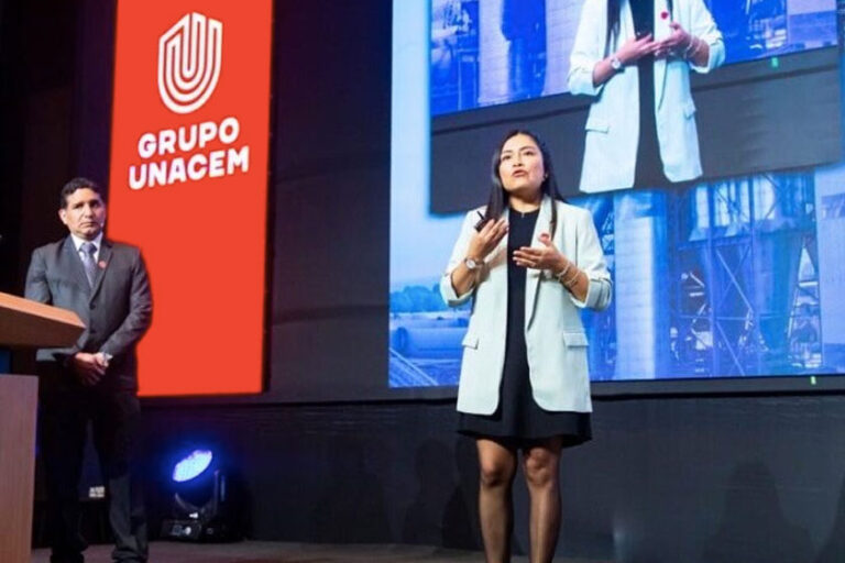Foto de Merilyn Chumpitaz en evento de grupo UNACEM