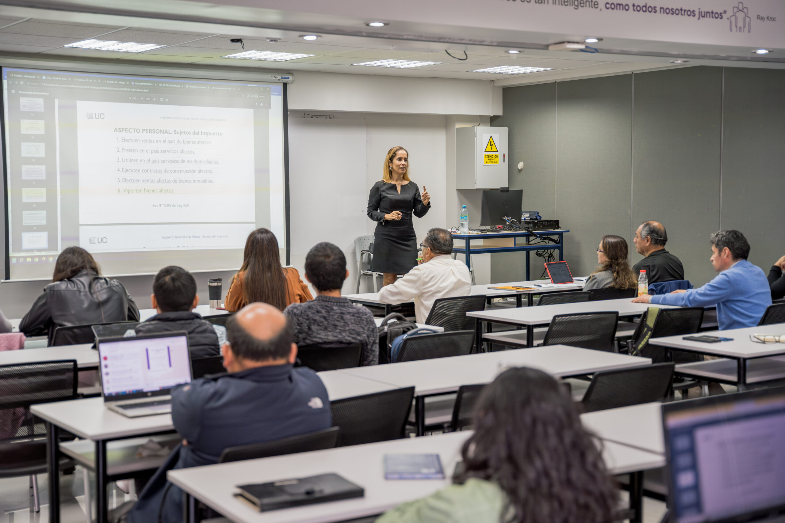 Enseñar a otros profesionales: el reto del docente de posgrado en tiempos de IA